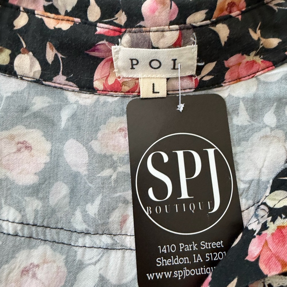 ✨NWT- POL Carly Crochet Patchwork Laser Cut Floral Button down shirt size large - Picture 9 of 10